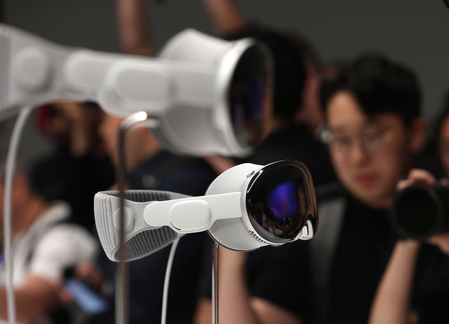 __mr__apple_vision_pro-vcg31n1496190492__1_.thumb_head