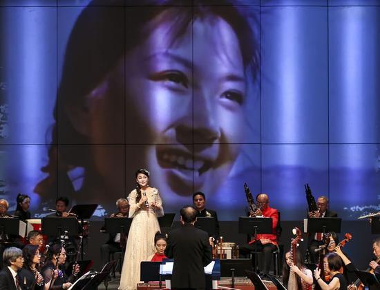 A_grand_concert_featuring_chinese_film_music_in_the_past_70_years_was_held_in_los_angeles__the_united_states__on_sept_19__2019_xinhua_li_ying_sl20-fzpuyfm7574648.thumb_head